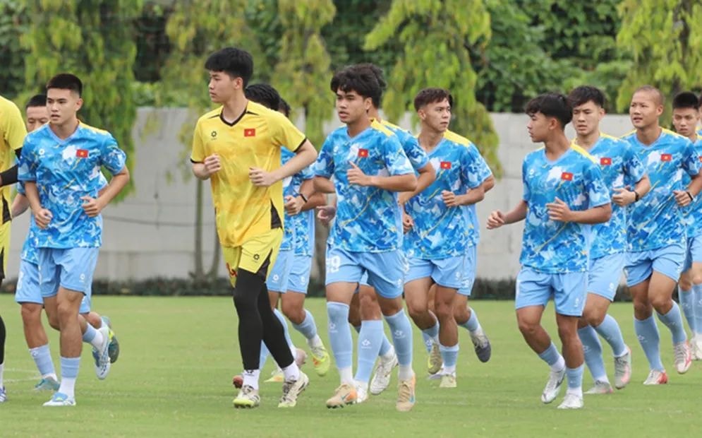 HLV và ban huấn luyện U19 Việt Nam đang phải cân đối lực lượng do thiếu hụt nhân sự.