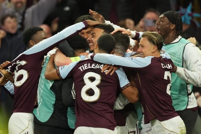 Các cầu thủ Aston Villa tri ân khán giả sau trận thắng Nottingham Forest