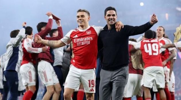 Các cầu thủ Arsenal ăn mừng chiến thắng trước Atletico Madrid.