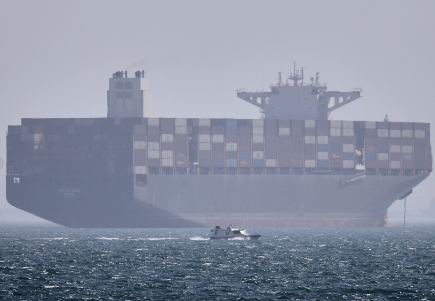 Tàu chở hàng đi qua eo biển Hormuz