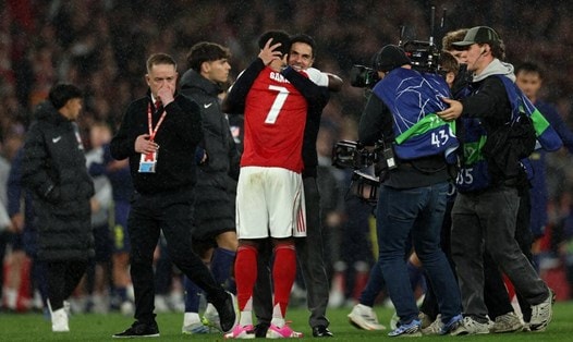 Hình ảnh sân vận động Emirates và khát khao danh hiệu của Arsenal.