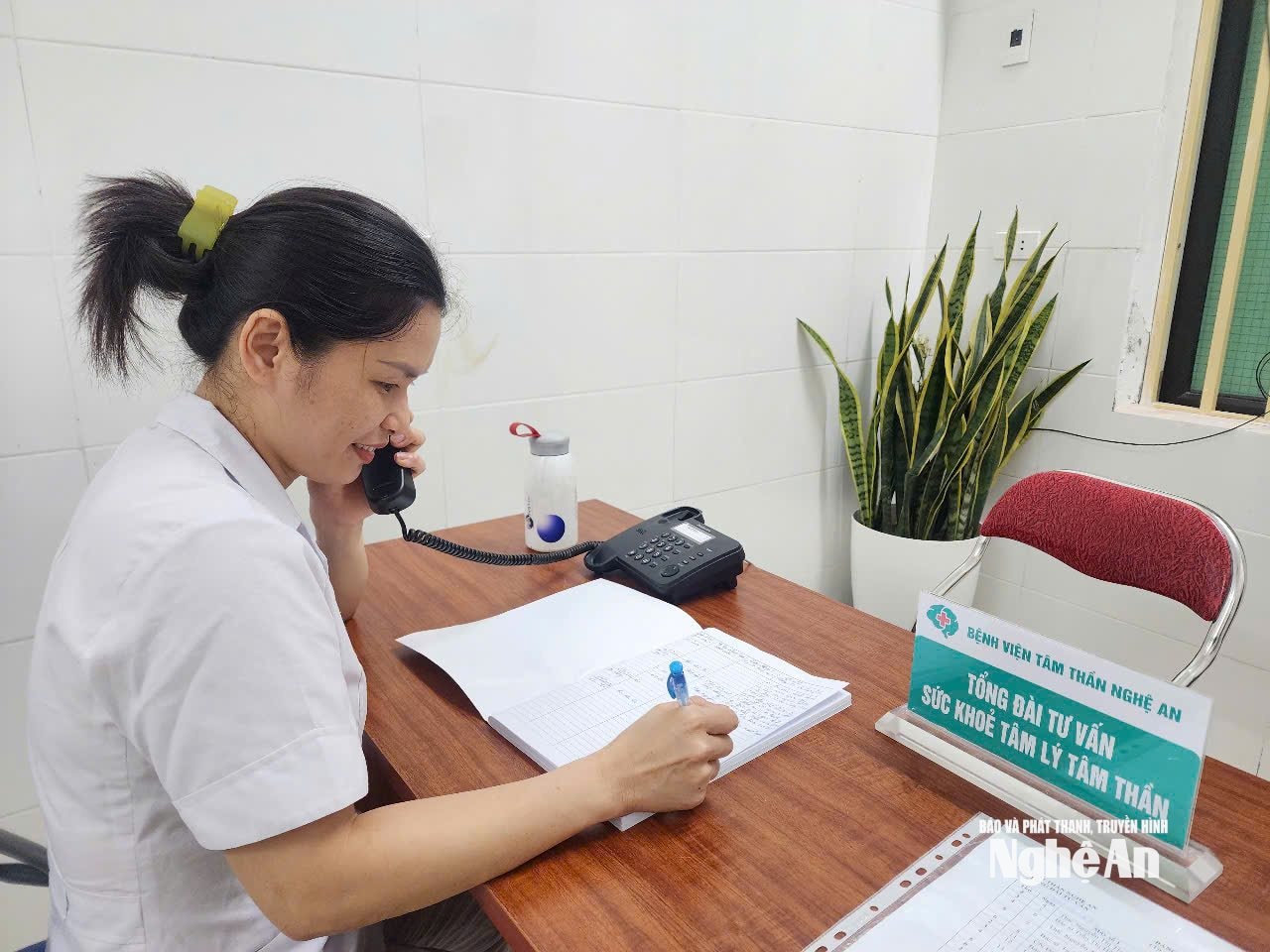 Nhân viên Bệnh viện Tâm thần Nghệ An tư vấn về sức khỏe qua đường dây nóng. Ảnh - Mỹ Hà