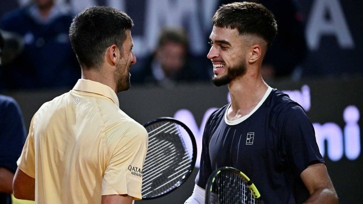Dino Prizmic và Novak Djokovic bắt tay sau trận đấu đầy cảm xúc tại Rome Open