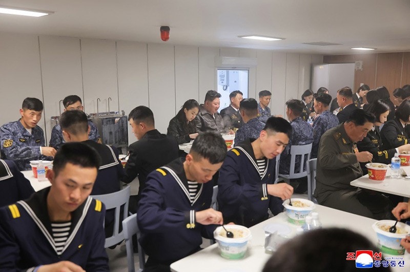 Kim Jong Un dùng bữa cùng thủy thủ đoàn