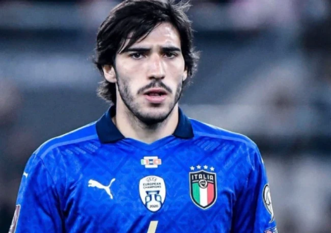 Sandro Tonali trong màu áo Newcastle United đang lọt vào tầm ngắm của MU.