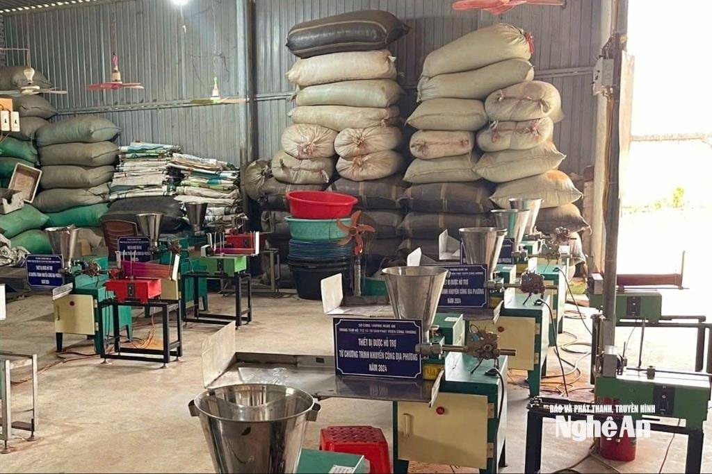 Parte de la maquinaria fue adquirida con fondos del programa de promoción industrial de la empresa propiedad de Le Thi Thi en la aldea 6, comuna de Nghia Dong. (Foto de PV)