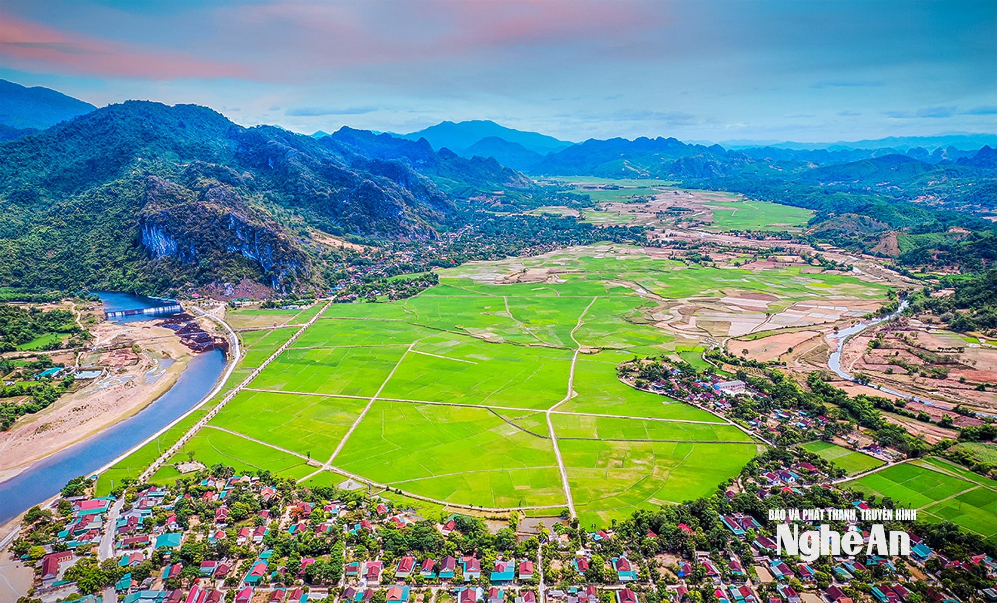 Os campos de arroz de Muong Qua e o rio Giang. Foto copiada por Thanh Chung.