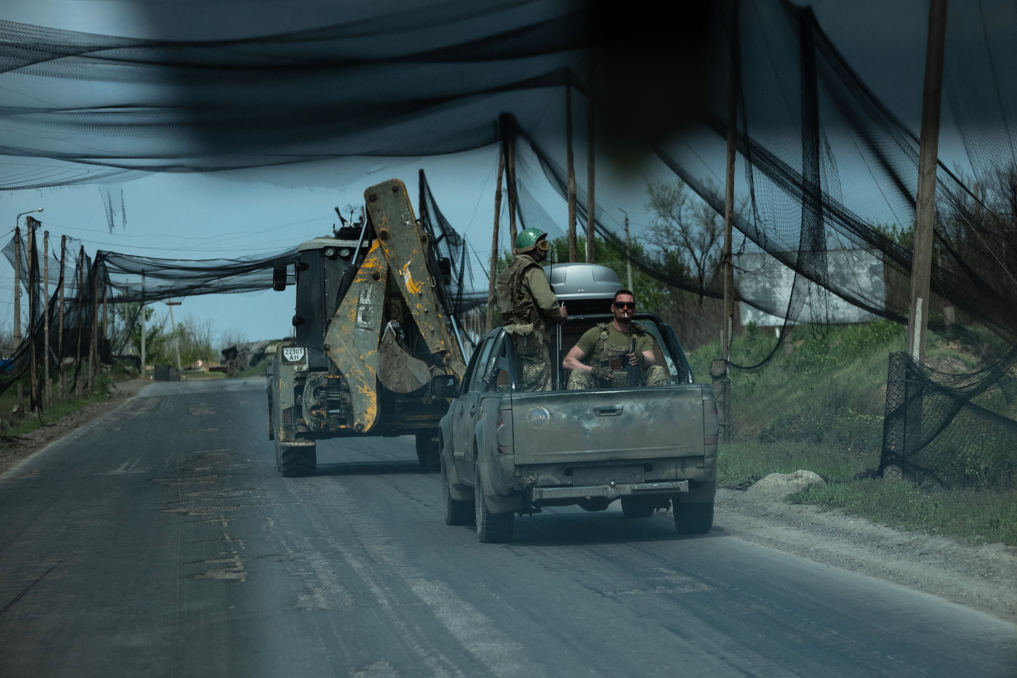Binh sĩ Lục quân Ukraine di chuyển trên tuyến đường được giăng lưới chống máy bay không người lái hôm 7/5. Ảnh: AFP