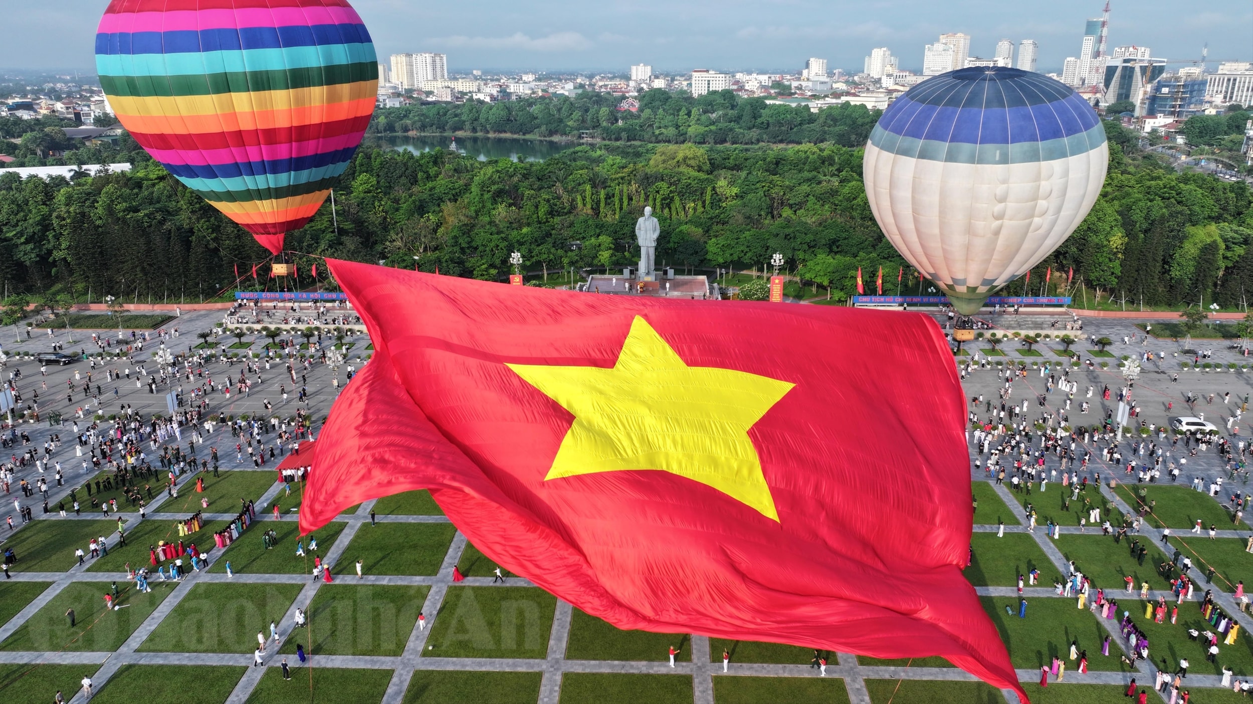 Đại kỳ tung bay trên Quảng trường Hồ Chí Minh nhân dịp kỷ niệm 135 năm Ngày sinh của Người. Ảnh: Võ Hải