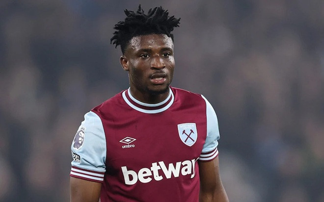Các cầu thủ West Ham thất vọng trên sân cỏ
