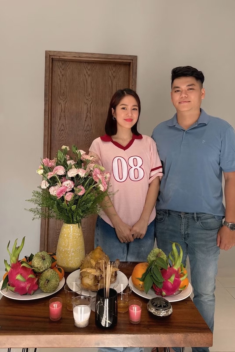 Diễn viên Lê Phương cùng chồng trong ngày về nhà mới