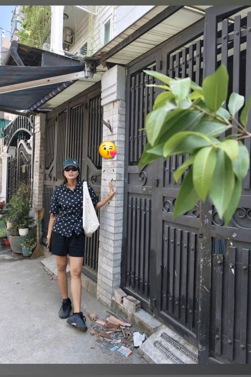 Vợ chồng H'Hen Niê bên căn nhà mới mua sau 8 năm làm việc