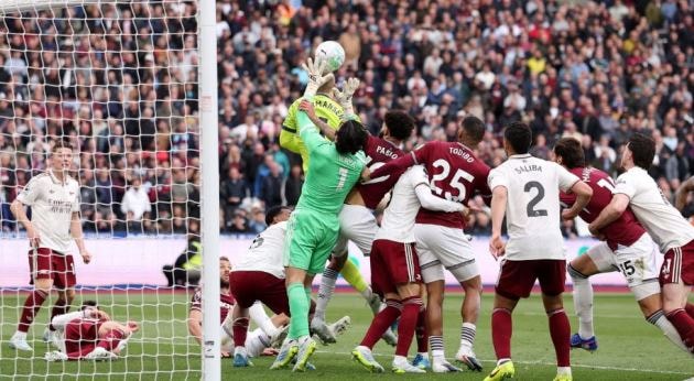 Tình huống VAR gây tranh cãi khiến Arsenal thót tim tại sân vận động London.