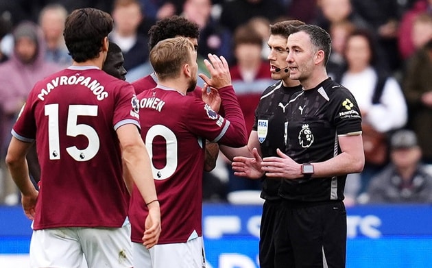 Các cầu thủ West Ham vây quanh trọng tài để phản đối quyết định của VAR.