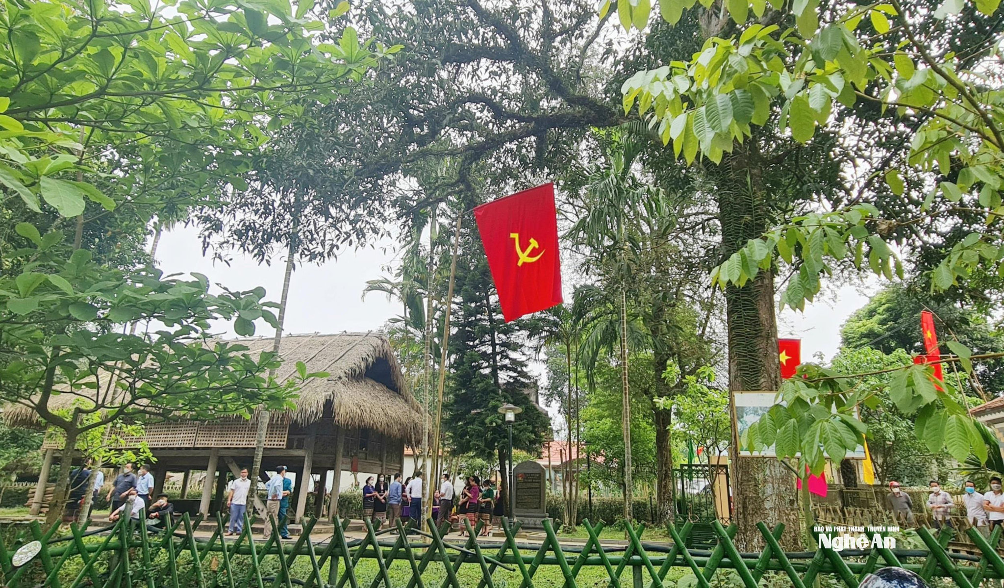 uploaded-hoaithubna-2022_05_02-_mo_goc_ban_lang_o_mon_son_con_cuong_anh_ht48372_252022(1).jpg
