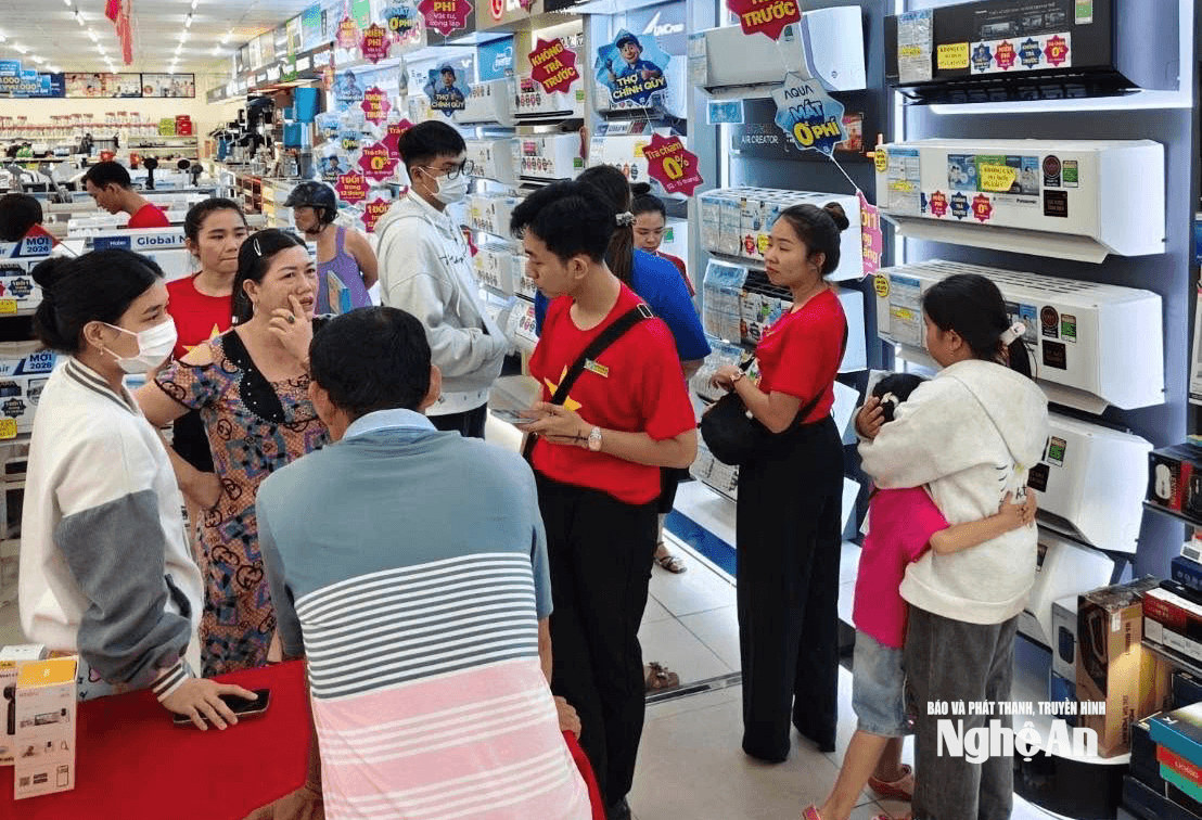 Để kích cầu mua sắm, các siêu thị, cửa hàng điện máy đưa ra nhiều chương trình khuyến mãi hấp dẫn. Ảnh: T.P