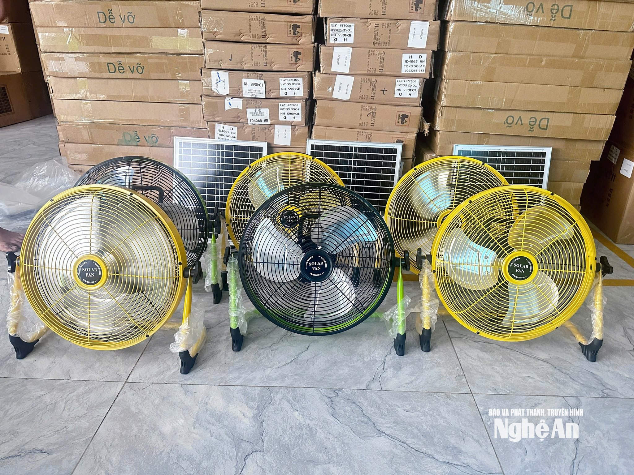 Các dòng quạt tích hợp giữa sử dụng năng lượng mặt trời và sạc tích điện đang được người tiêu dùng quan tâm. Ảnh: T.P