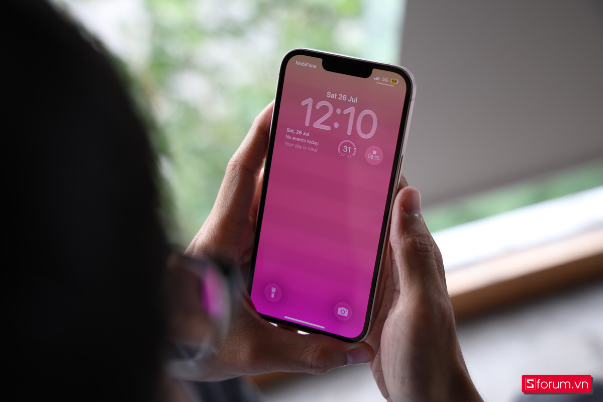 Màn hình iPhone 13 với phần notch thu gọn tối ưu không gian hiển thị.
