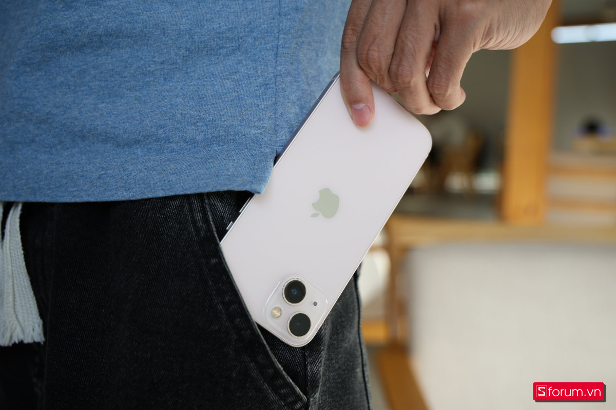 iPhone 13 với thiết kế camera chéo đặc trưng trên mặt lưng kính sang trọng.
