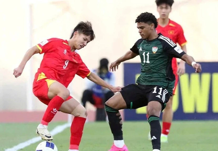 Các cầu thủ U17 Việt Nam tập luyện chuẩn bị cho trận đấu quan trọng với U17 UAE.
