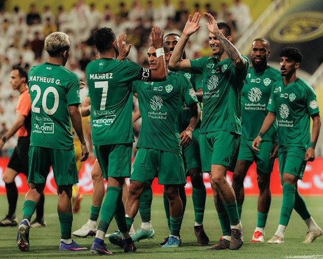 Các cầu thủ Al Ahli ăn mừng chiến thắng đầy nhọc nhằn trên sân khách.