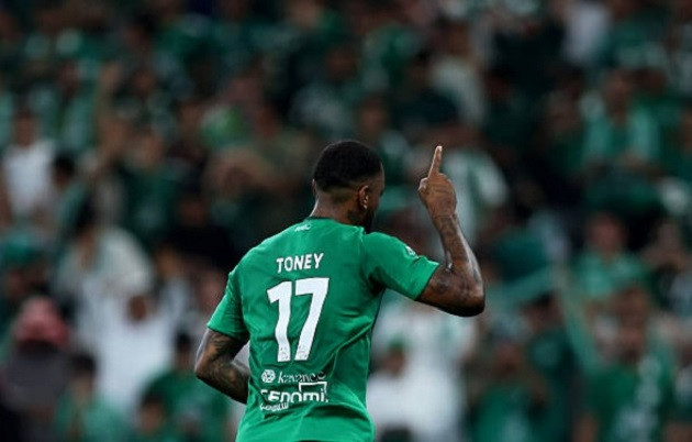 Ivan Toney ghi bàn thắng quan trọng giúp Al Ahli vươn lên dẫn trước.