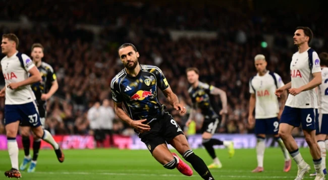 Leeds chơi kiên cường khiến Tottenham không thể giành trọn 3 điểm.
