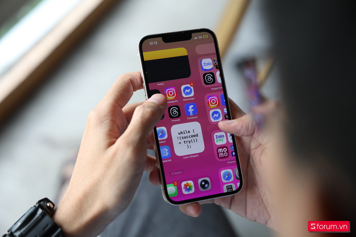 Vi xử lý Apple A15 Bionic bên trong iPhone 13 mang lại hiệu năng mạnh mẽ.