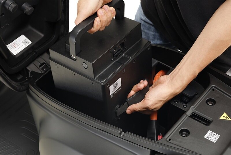 Chi tiết bộ pin sạc rời trên xe máy điện Yadea Oris