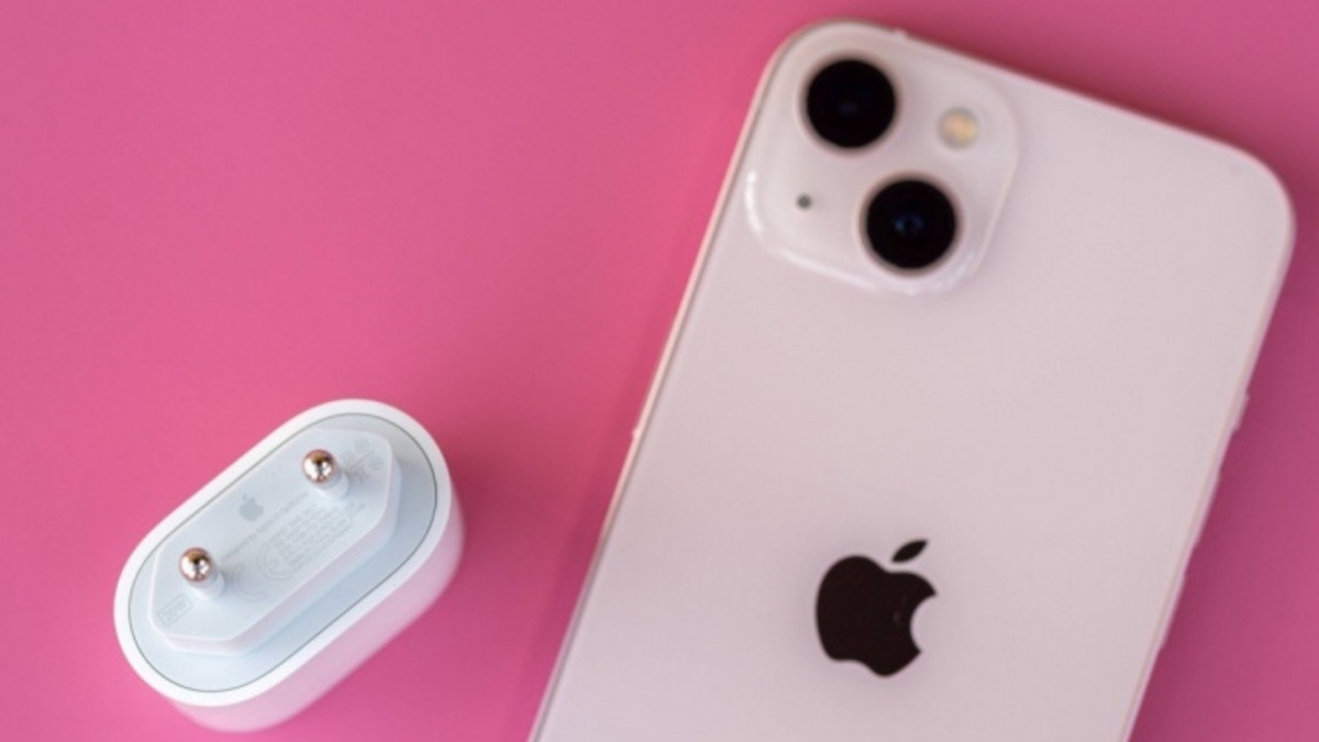 Hộp sản phẩm iPhone 13 không bao gồm củ sạc đi kèm.