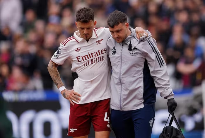 Ben White (trái) rời sân sau pha va chạm với Crysencio Summerville của West Ham.