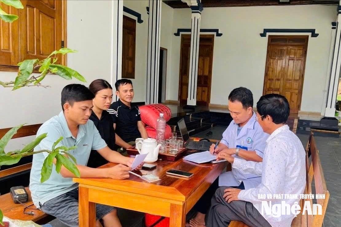 Cán bộ Y tế xã Tiên Đồng rà soát, thu thập và xác minh thông tin những người chưa được tiếp cận dịch vụ y tế. Ảnh: CSCC