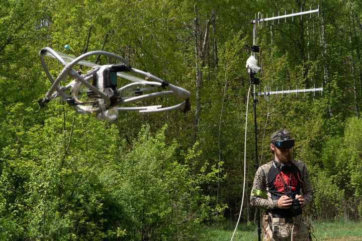 Tân binh Ukraine luyện tập kỹ năng điều khiển UAV FPV tại vùng Kharkiv Oblast.