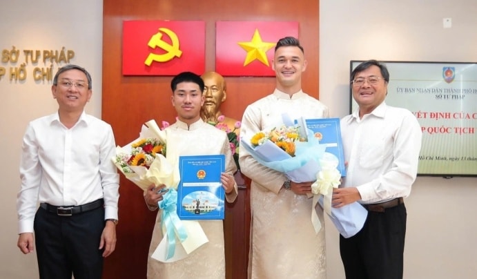 Khoa Ngo và Patrik Lê Giang nhận quyết định công nhận quốc tịch Việt Nam tại TP.HCM