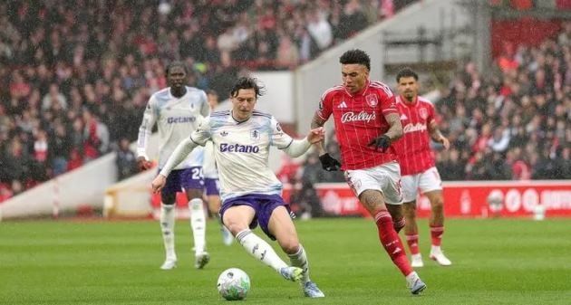 Victor Lindelof đảm nhận vai trò điều tiết lối chơi trong màu áo Aston Villa.