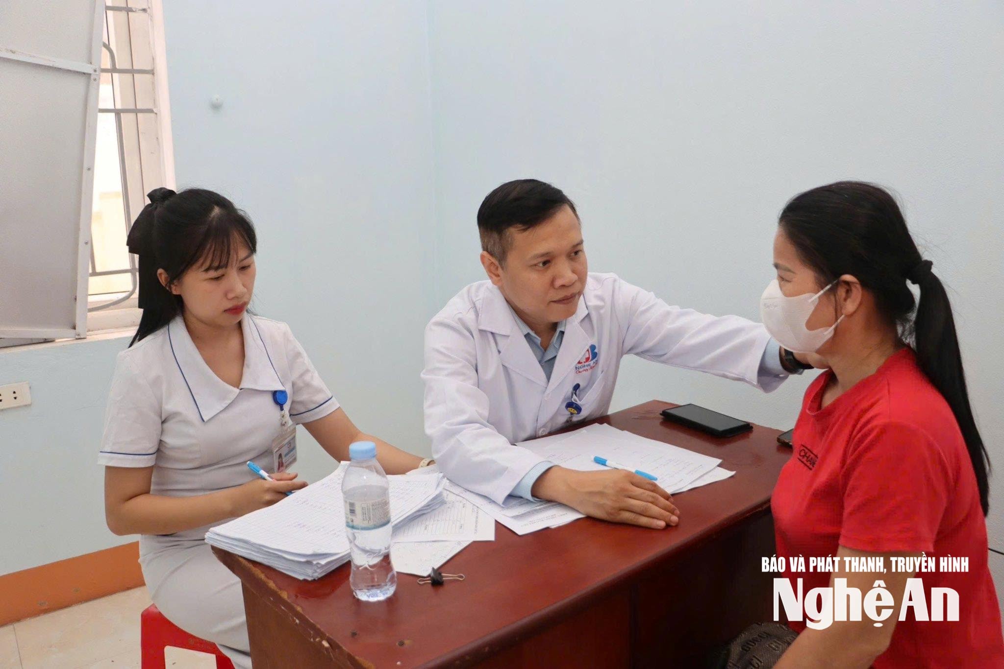 Khám sàng lọc, tầm soát ung thư cho người dân phường Thái Hòa. Ảnh: Bệnh viện Ung bướu Nghệ An