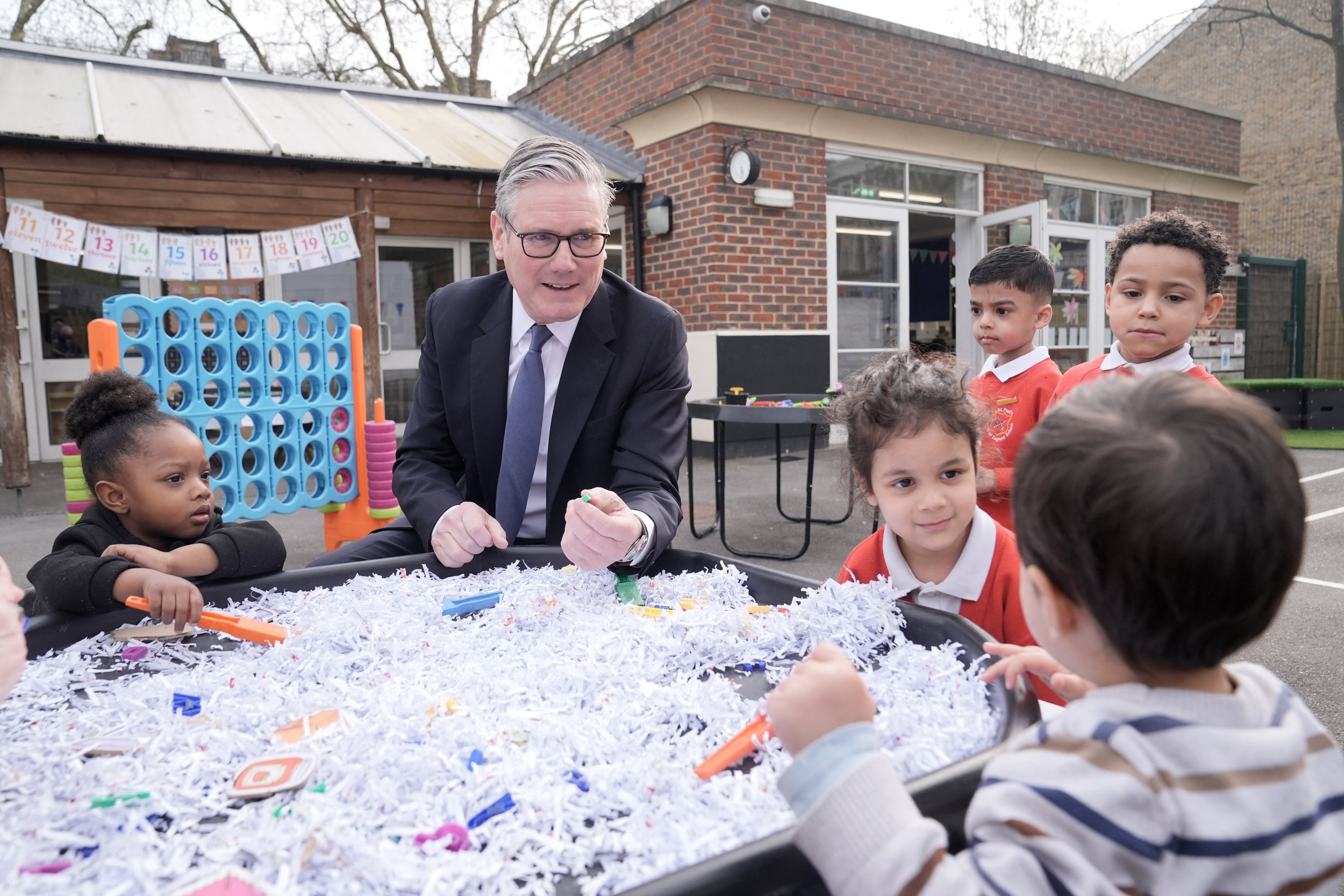 Thủ tướng Anh Keir Starmer gặp gỡ các học sinh trong chuyến thăm Trường Tiểu học St Paul's (thuộc Giáo hội Anh) ở London vào ngày 23/3/2026, để công bố các hỗ trợ thêm về chi phí sinh hoạt cho phụ huynh thông qua việc mở rộng hệ thống nhà trẻ trong trường học của chính phủ. Ảnh: AFP