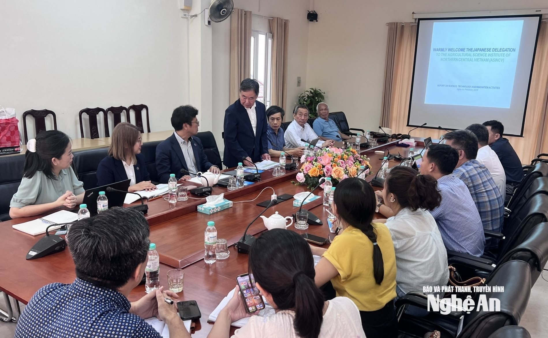Đối tác Nhật Bản làm việc với các chuyên gia Viện Khoa học Kỹ thuật Nông nghiệp Bắc Trung Bộ