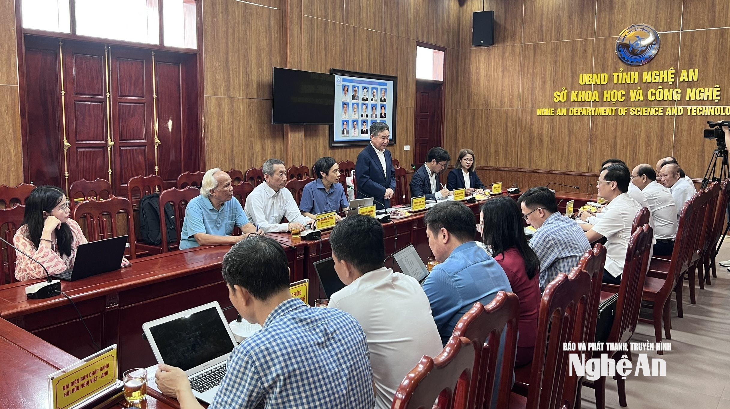 Ông Yokoyama Toru - Chủ tịch Công ty Cổ phần CIENCO4 JAPAN BRIDGE trao đổi về các hợp phần dự án nông nghiệp công nghệ cao tại Nghệ An. Ảnh Ngọc Dũng