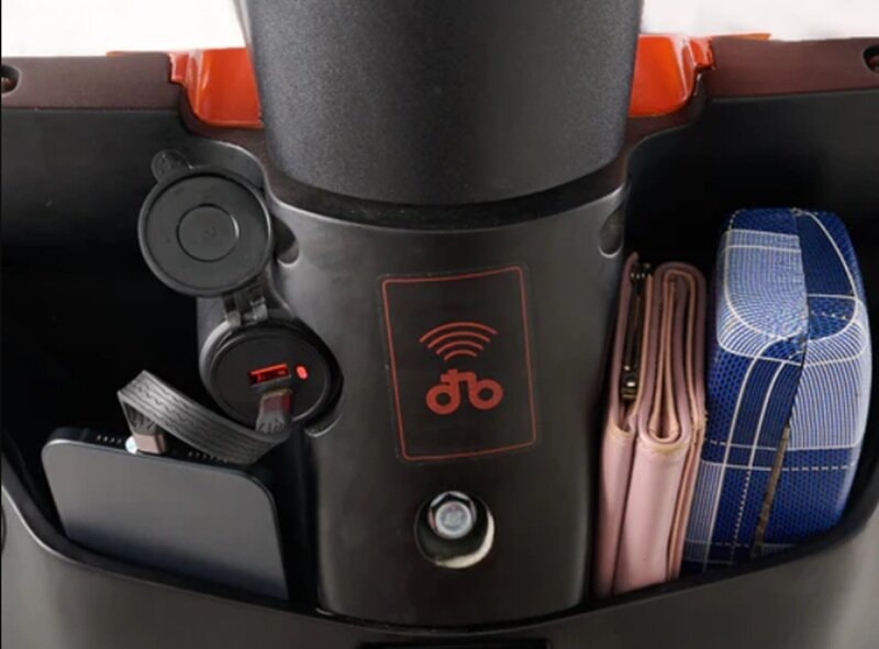 Hộc chứa đồ phía trước tích hợp cổng sạc trên Dat Bike Quantum S1