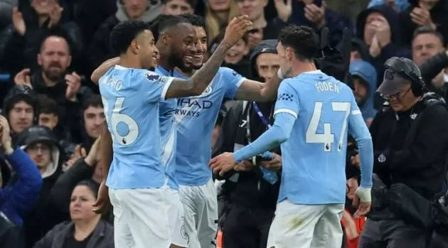 Man City gây sức ép đáng kể lên Arsenal trong cuộc đua vô địch Ngoại hạng Anh.
