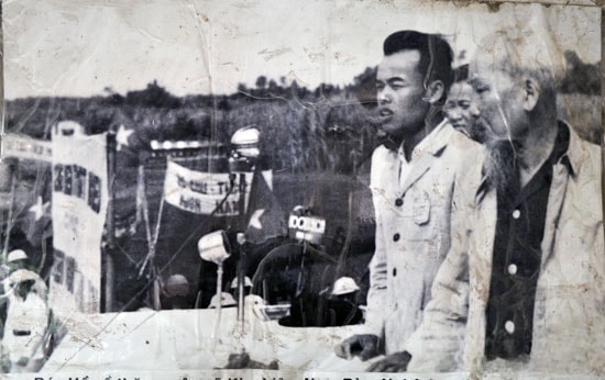 ong-nguyen-sinh-que-dung-ben-canh-bac-ho-trong-dip-bac-ve-tham-que-lan-thu-2-1961-.-anh-tu-lieu.jpg