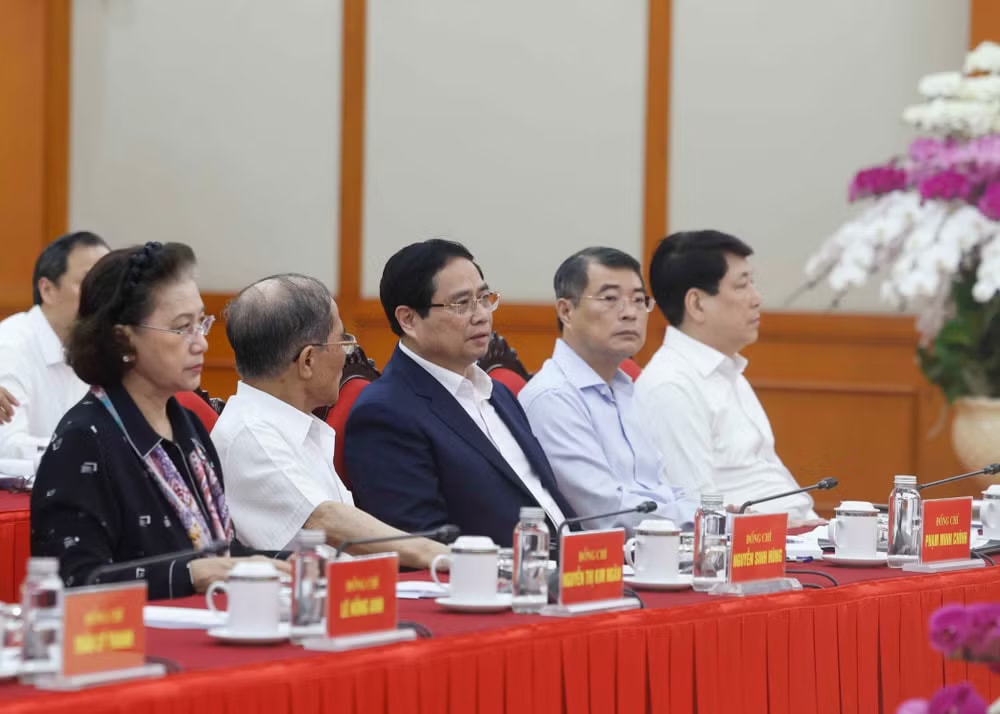 Các đồng chí lãnh đạo và nguyên lãnh đạo Đảng, Nhà nước tham dự. (Ảnh: Thống Nhất/TTXVN) vna-potal-tong-bi-thu-chu-tich-nuoc-to-lam-truong-ban-chi-dao-chu-tri-phien-hop-ban-chi-dao-tong-ket-100-nam-dang-lanh-dao-cach-mang-viet-nam-dinh-huo-8760139.jpg