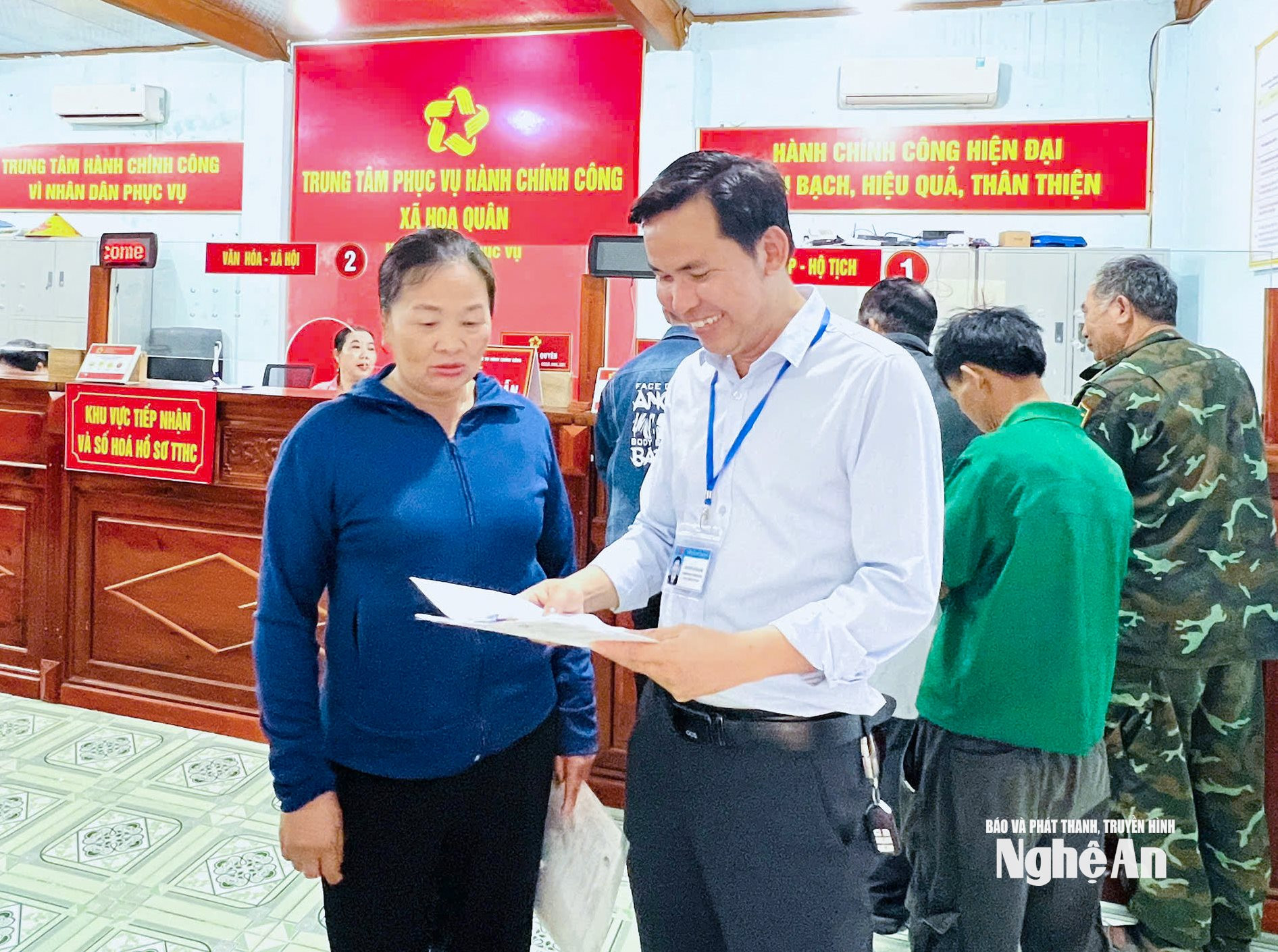 Cán bộ, bna_ Công chức xã Hoa Quân giám sát việc giải quyết thủ tục hành chính cho người dân