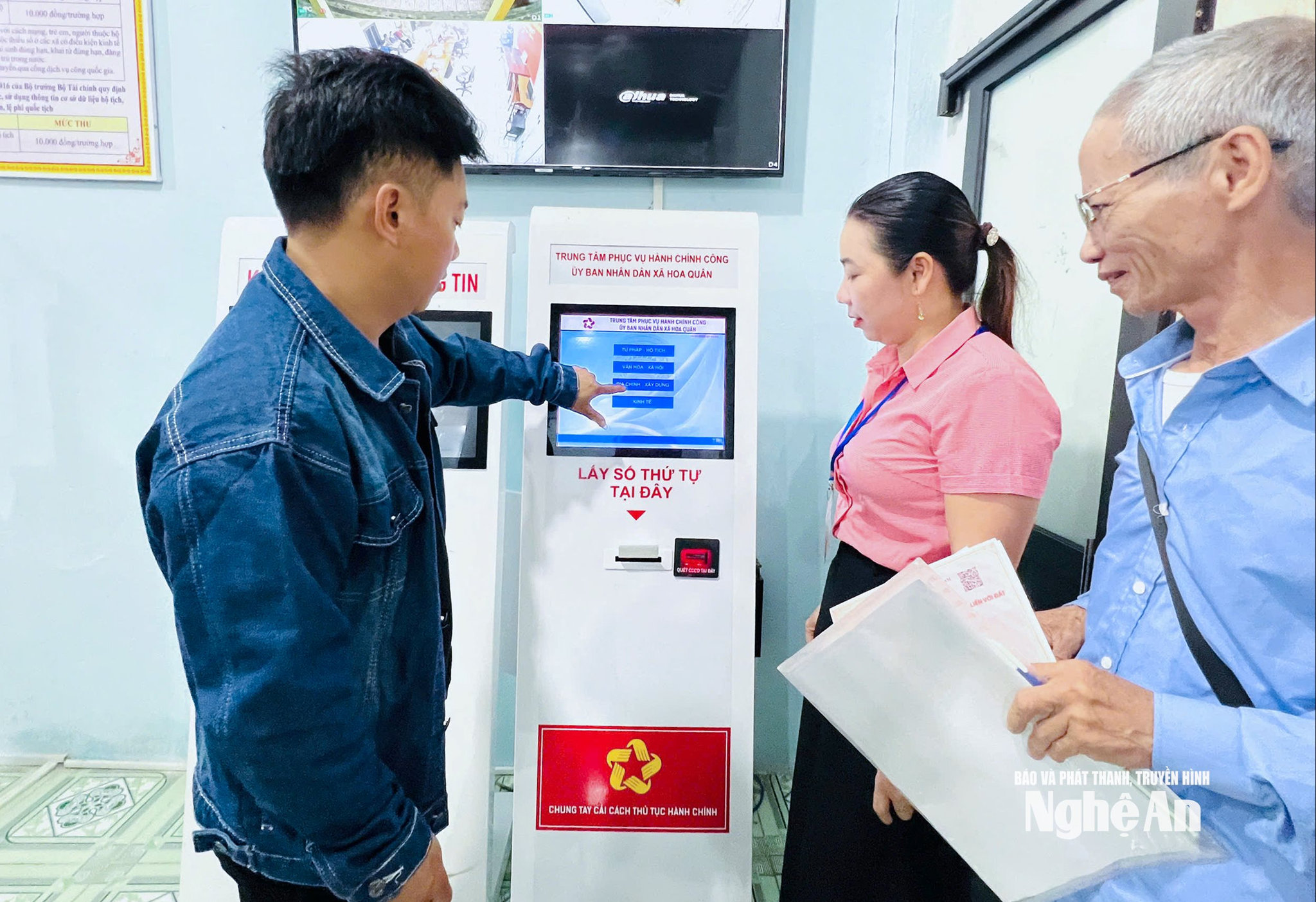 Công chức xã Hoa Quân hướng dẫn người dân áp dụng chuyển đổi số trong giải quyết thủ tục hành chính