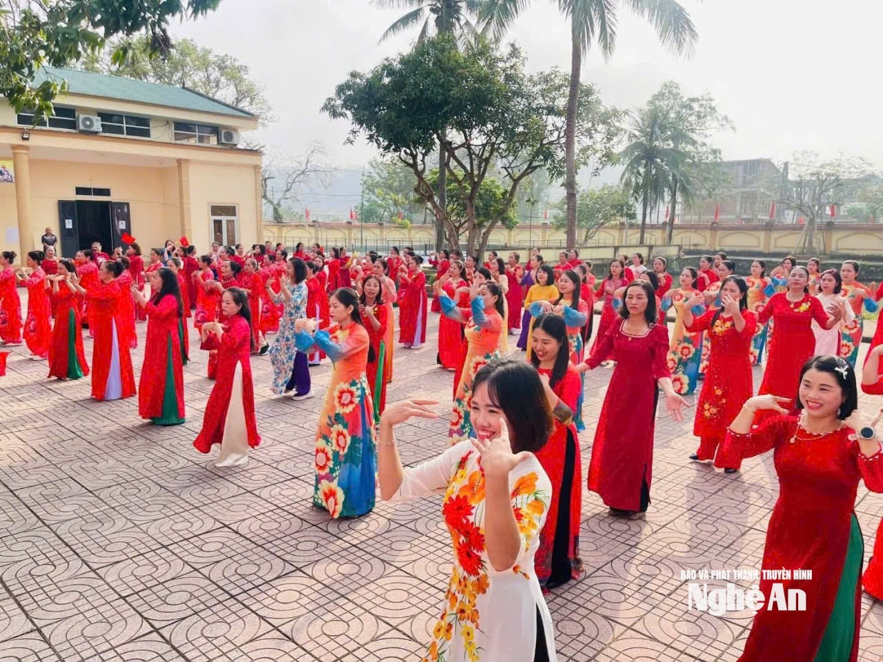  Phụ nữ Kim Liên say sưa trong màn đồng diễn áo dài
