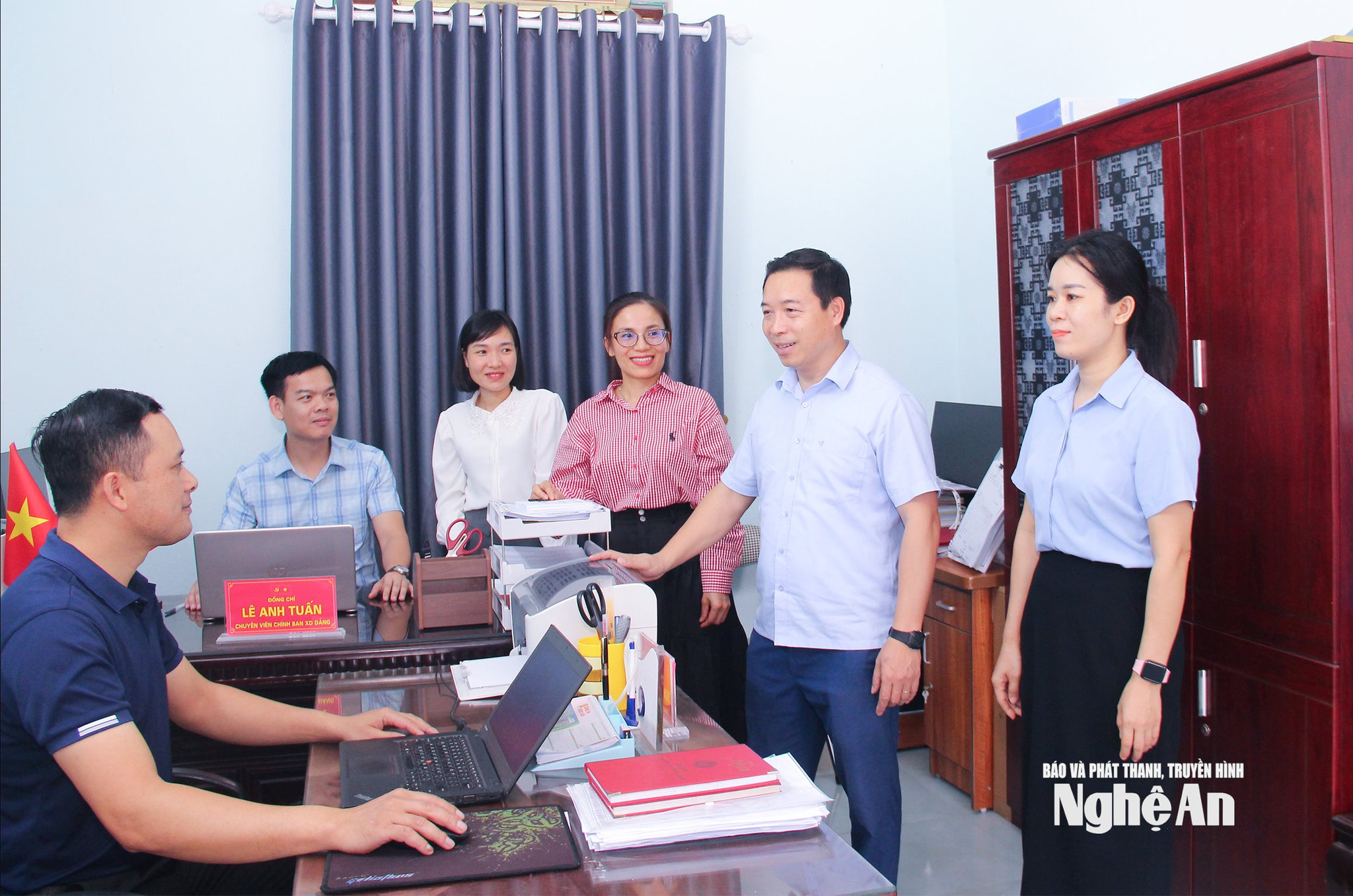 Cán bộ xã Đông Hiếu trao đổi với chuyên viên, công chức xã về triển khai thực hiện nhiệm vụ chính trị. Ảnh Mai Hoa