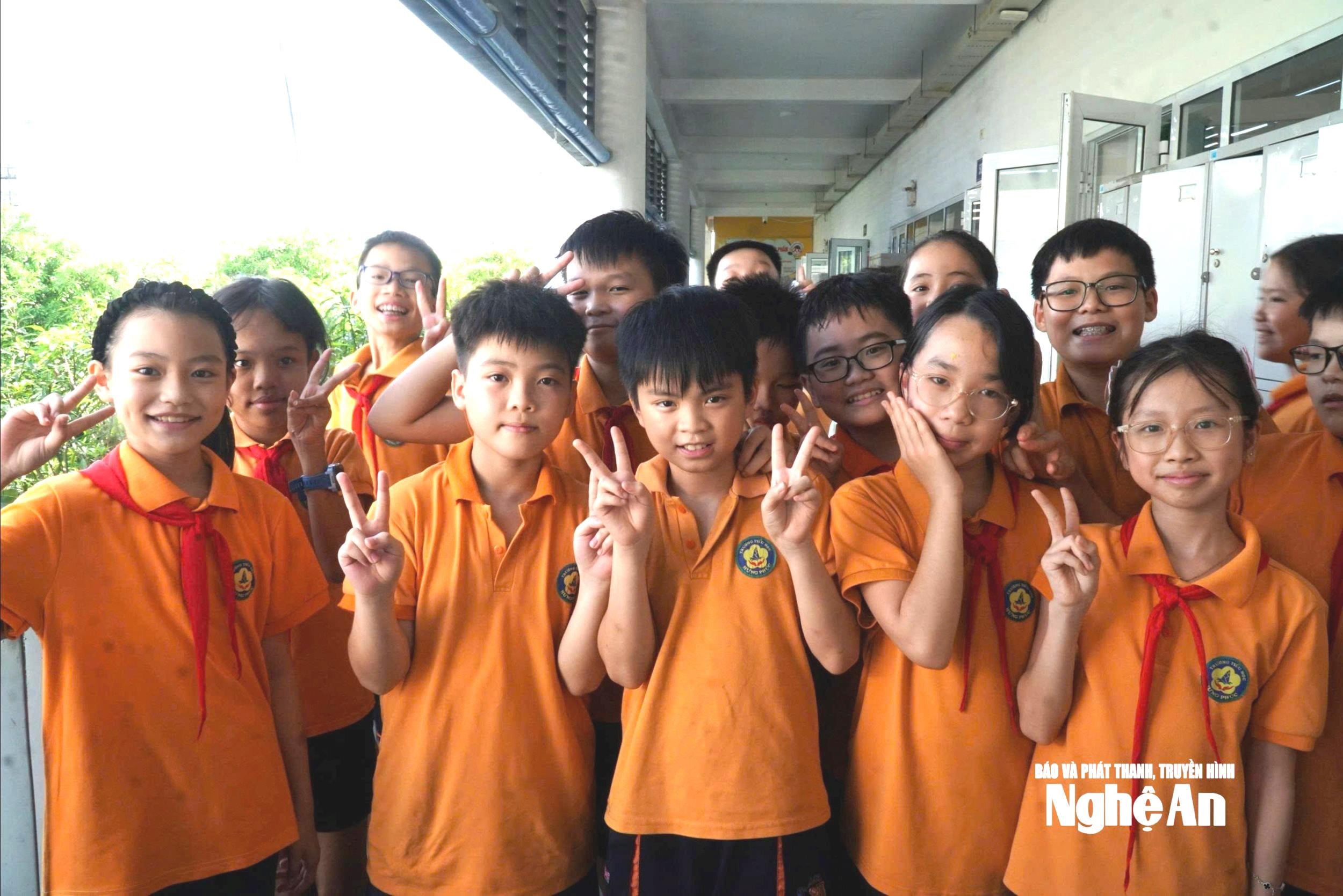 bna_nhieu-hoc-sinh-lop-5-cua-truong-tieu-hoc-hung-phuc-dang-mong-muon-duoc-hoc-gan-nha.-anh-my-ha(1).jpg