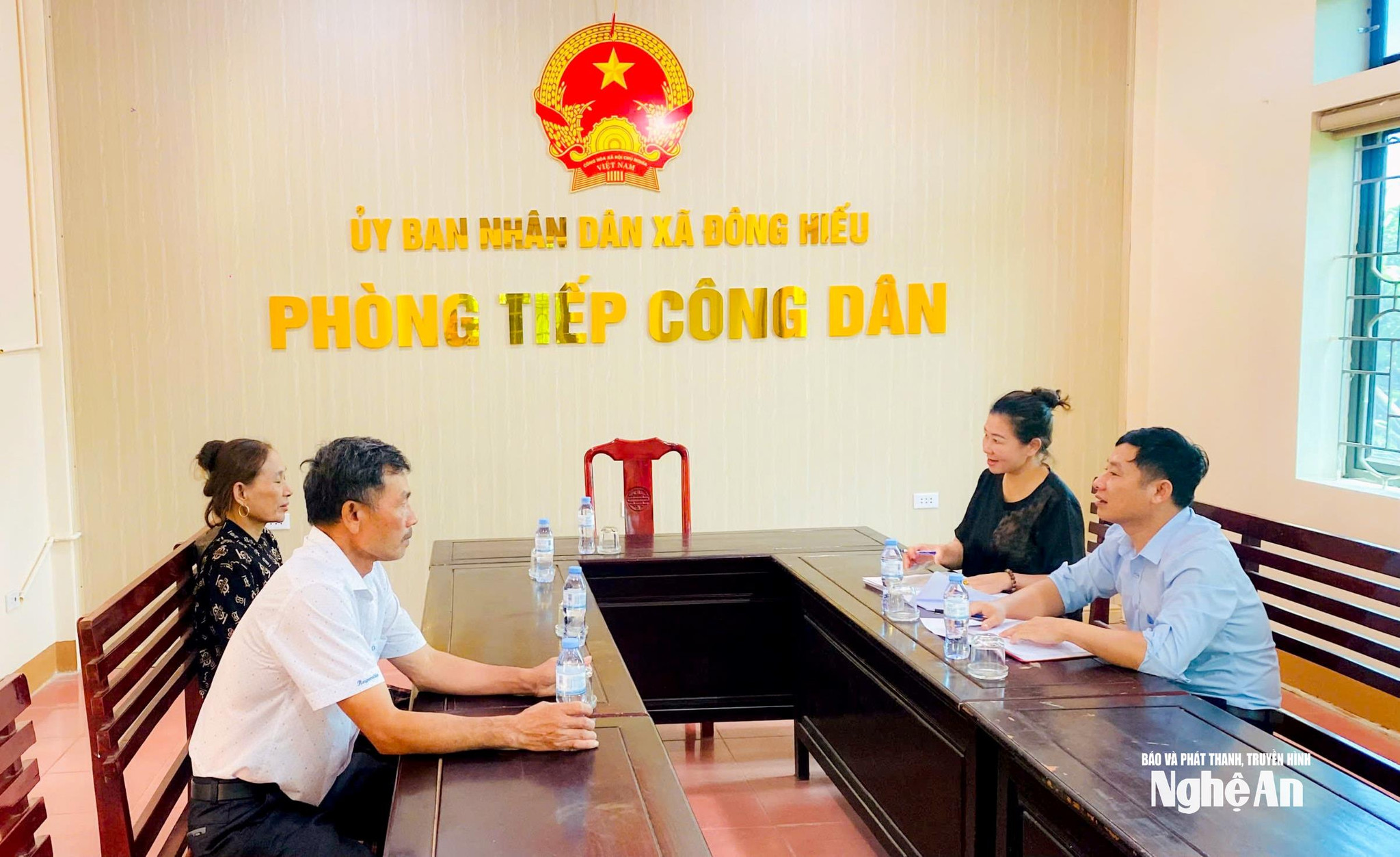 dong-chi-bui-van-chinh-phia-ngoai-ben-phai-uy-vien-uy-ban-kiem-tra-dang-uy-xa-dong-hieu-tham-gia-cong-tac-tiep-cong-dan-giai-quyet-don-thu-khieu-nai-to-cao-cua-ubnd-xa(1).jpg