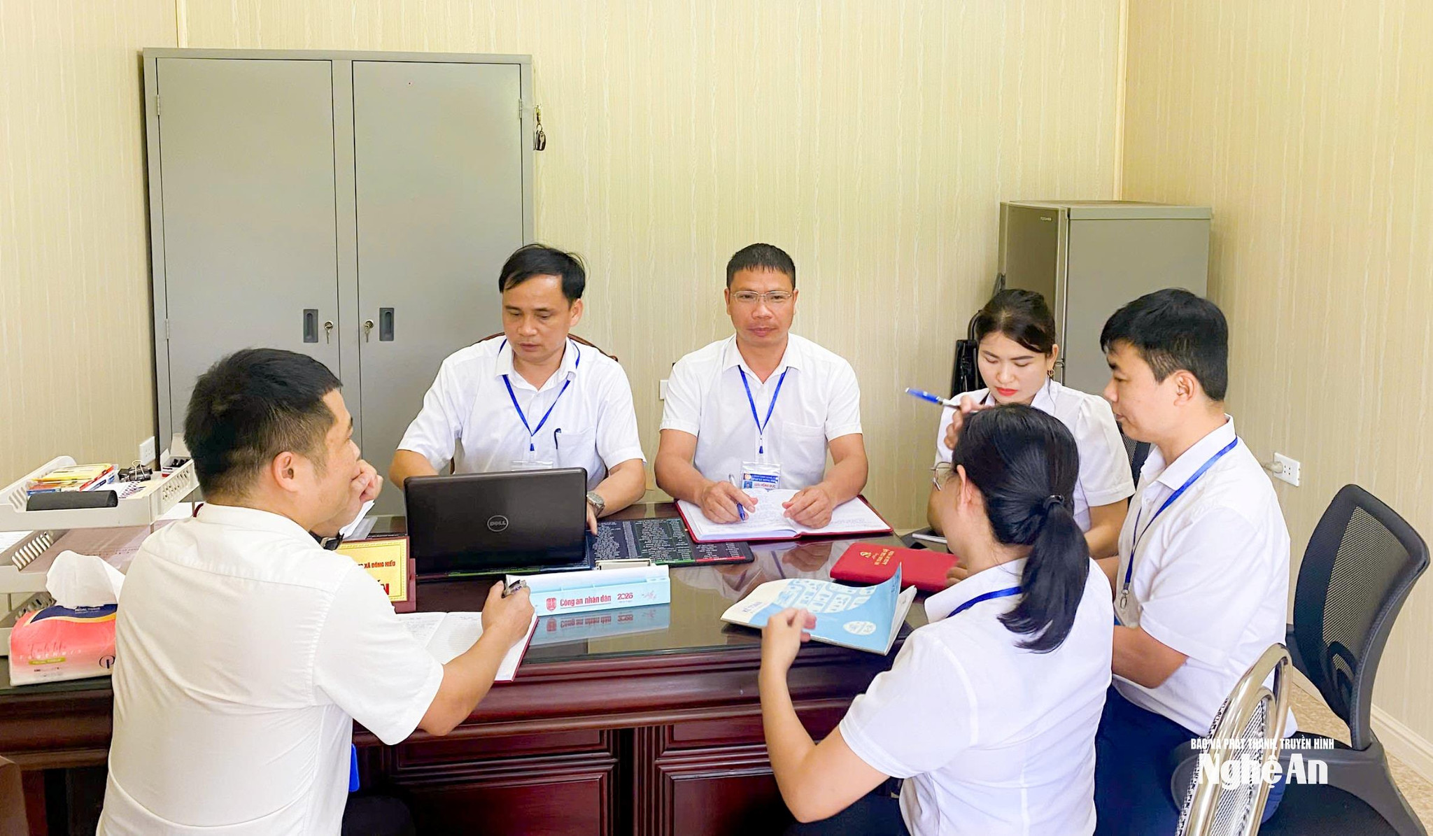dong-chi-luu-hong-duc-thu-3-tu-trai-sang-dang-uy-vien-chanh-van-phong-dang-uy-xa-dong-hieu-duoc-biet-phai-ho-tro-ubnd-xa-thuc-hien-cong-tac-quy-hoach.-anh-mai-hoa(1).jpg